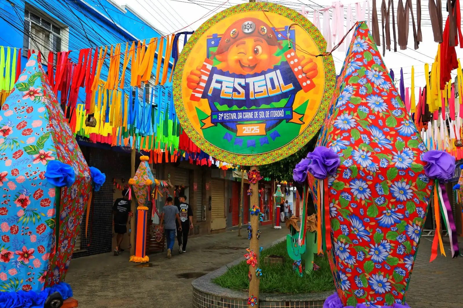 Imagem de Em Itororó, Jerônimo prestigia o Festsol e inicia a agenda dos festejos juninos no interior da Bahia