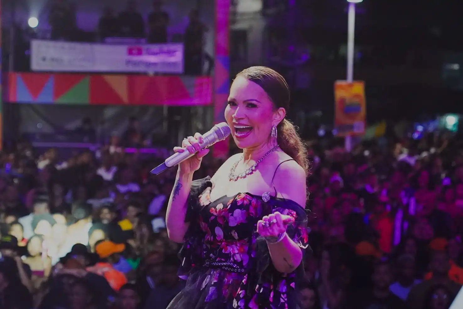 Imagem de Solange Almeida arrasta multidão em Paripe e celebra São João na comunidade: “Todo mundo pode curtir na porta de casa”