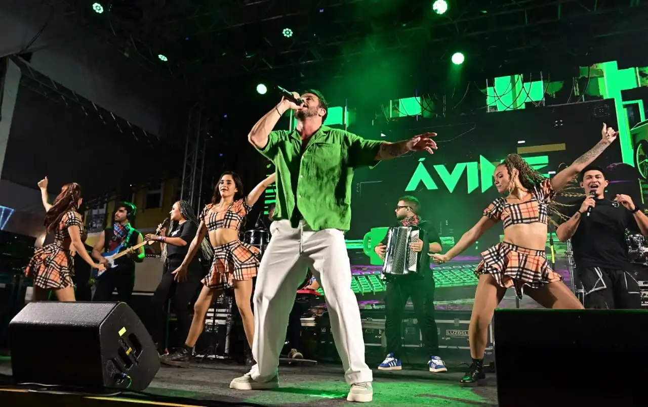 Imagem de Ávine Vinny levantou o público do São João do Pelô nesse domingo (22)