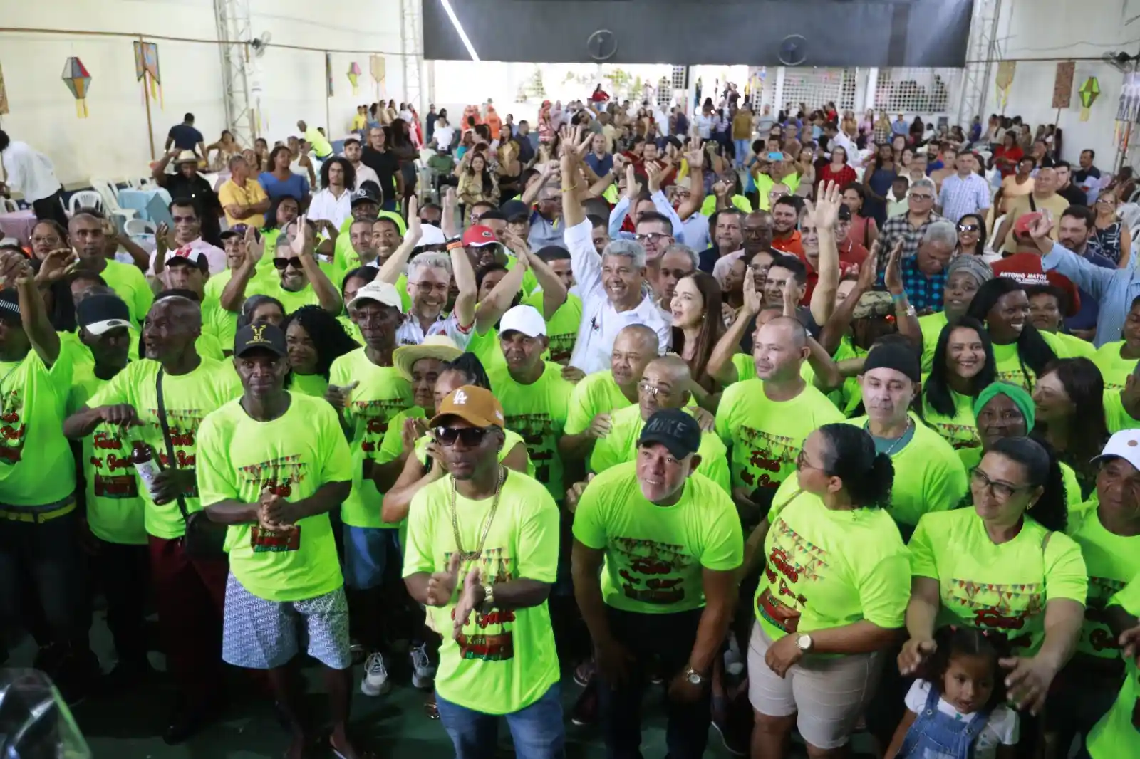 Imagem de Em Muritiba, governador Jerônimo Rodrigues acompanha forró em homenagem a profissionais da limpeza pública
