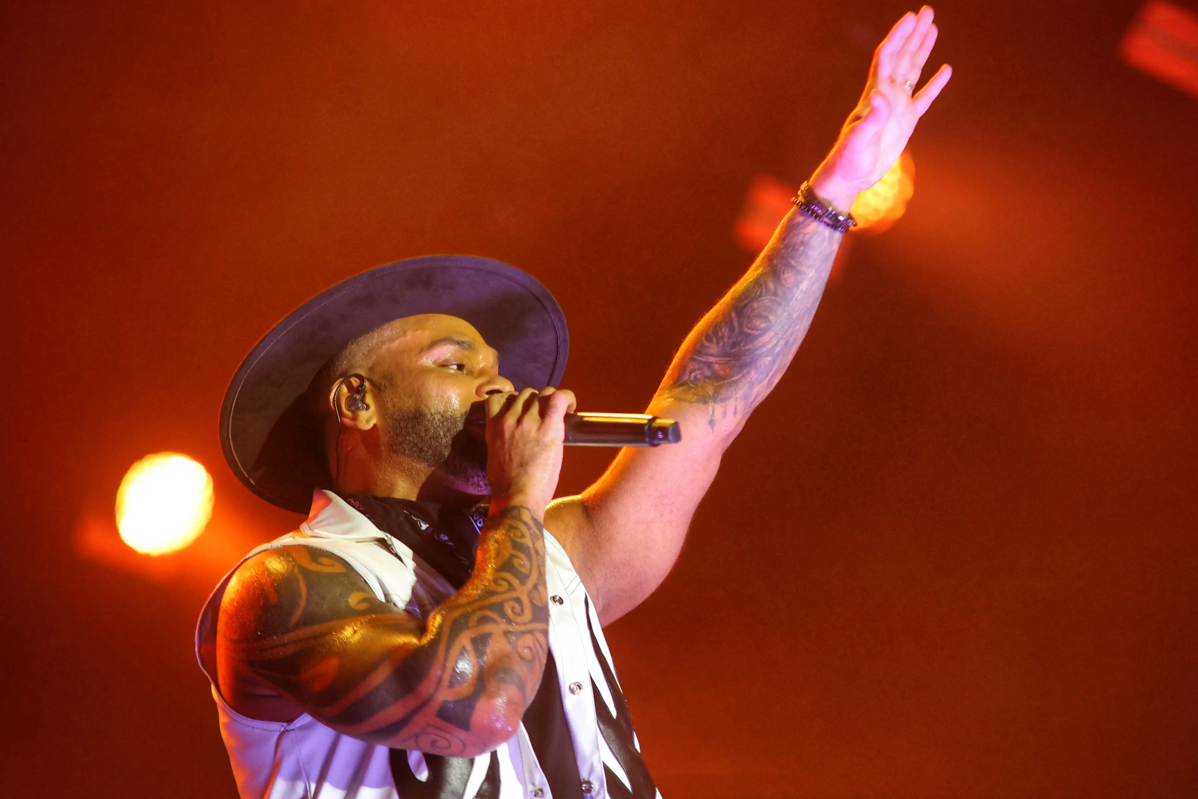 Imagem de Tony Salles mistura hits de pagode e forró em Show no Parque de Exposições da Bahia