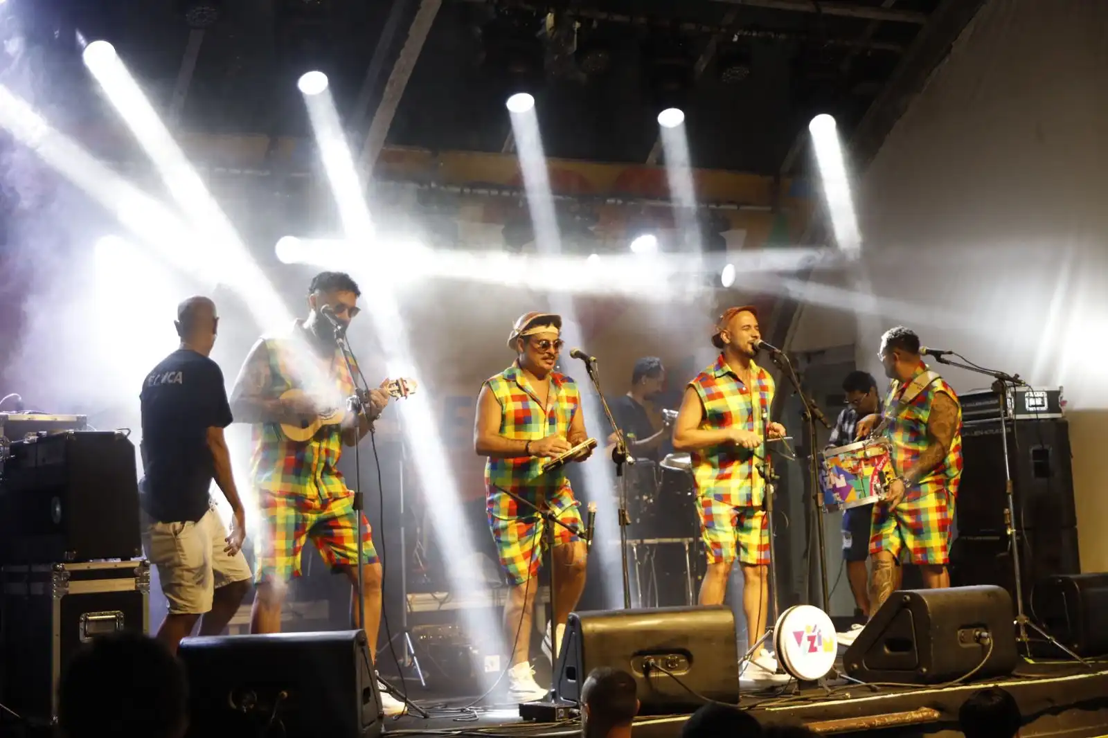 Imagem de Os Vizin tomam conta do palco na Praça Tereza Batista