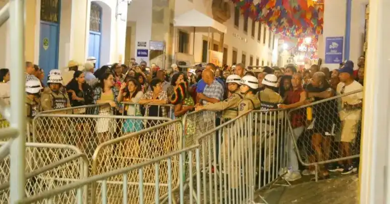 Imagem de  Por segurança, acesso ao Largo do Pelourinho é fechado devido a lotação