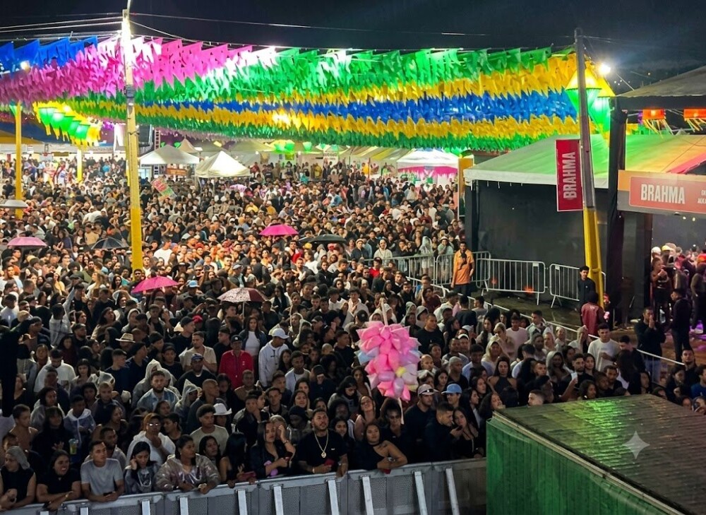Imagem de Mesmo sob chuva, São Pedro de Ipiaú começa com praça lotada e shows de grandes atrações