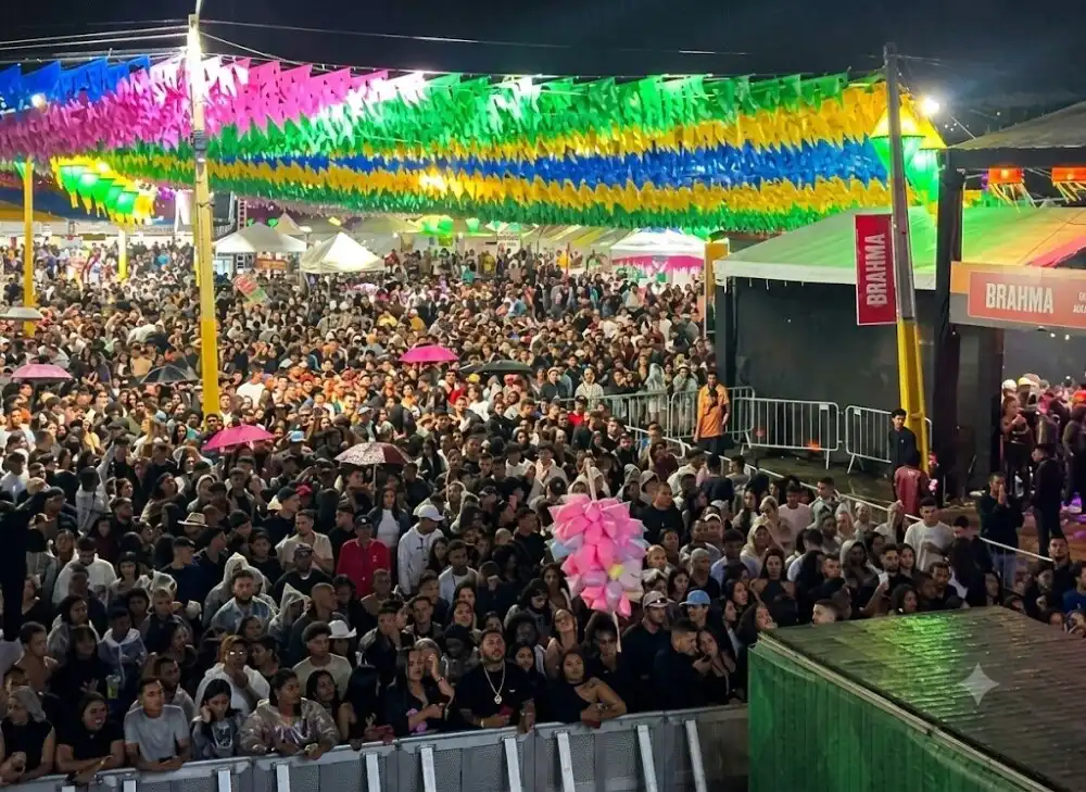 Imagem de Mesmo sob chuva, São Pedro de Ipiaú começa com praça lotada e shows de grandes atrações