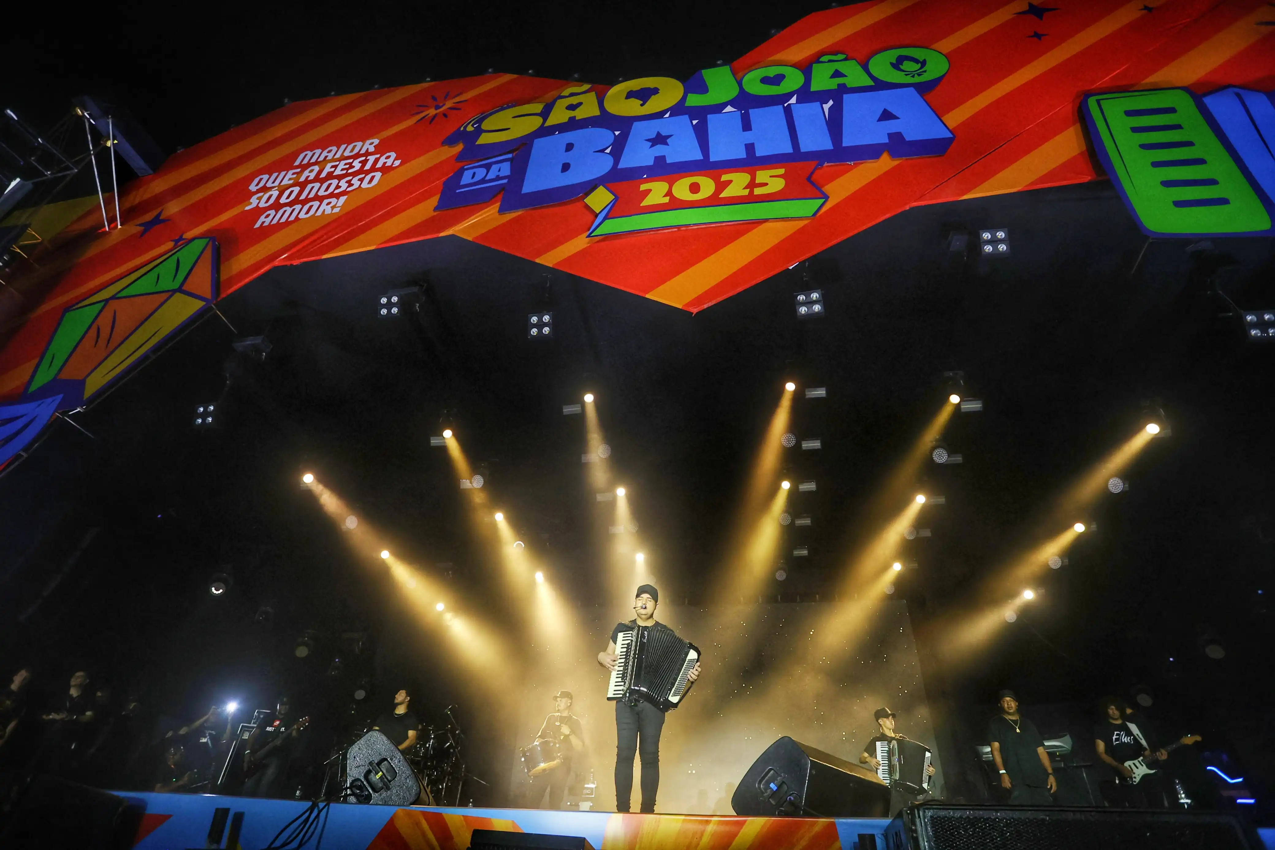 Imagem de Tarcísio do Acordeon faz show inesquecível no Parque de Exposições
