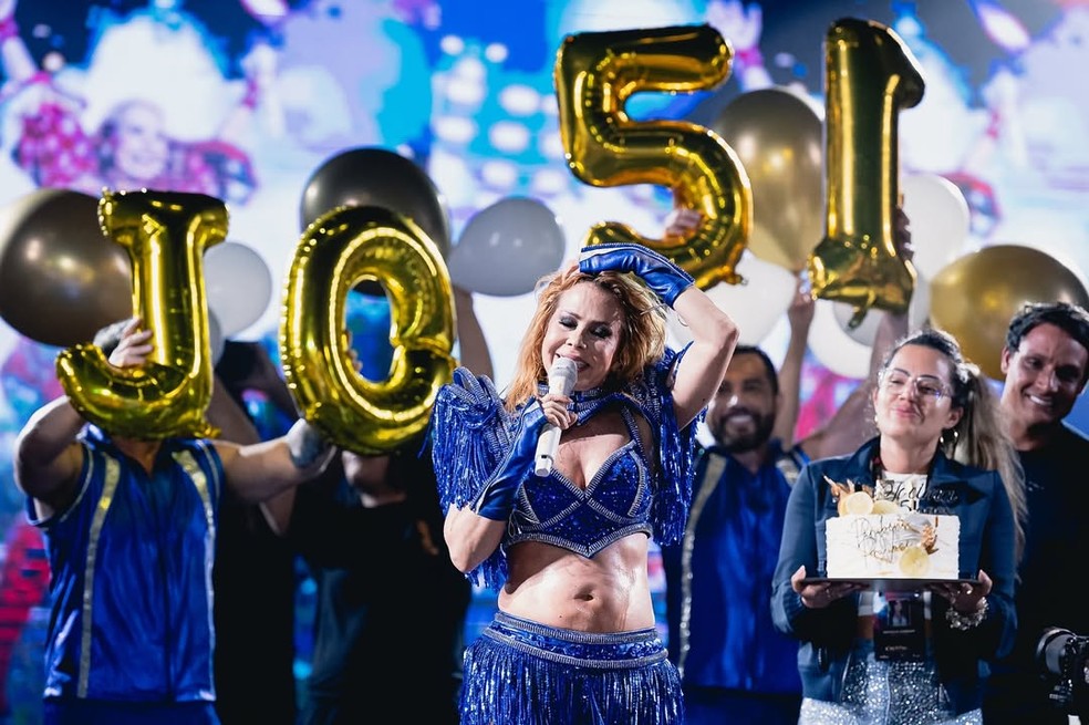 Imagem de Joelma recebe homenagem e celebra aniversário no São João de Serrinha