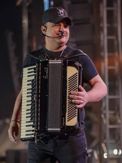 Imagem de São Pedro de Ribeira do Amparo segue neste domingo (28) com shows de Tarcísio do Acordeon e atrações locais